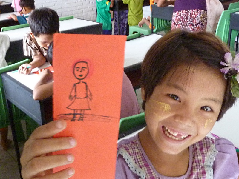 glückliches kind mit zeichnung